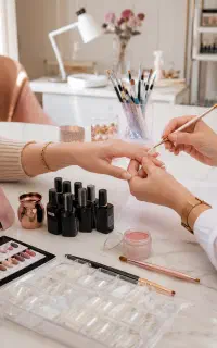 ۱۰٪ تخفیف آموزش کاشت ناخن + مدرک فنی حرفه‌ای