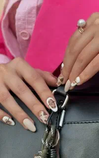 آموزش کاشت ناخن به شرط استخدام