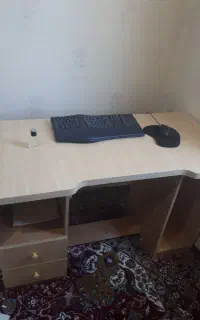 میز تحریر و کامپیوتر