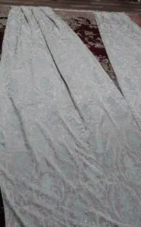 والان،کنار پرده