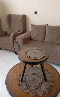 مبل راحتی هفت نفره و میز عسلی
