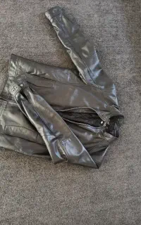 یک عدد کت چرم مردانه