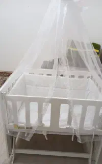 تخت گهواره ای کنار مادر