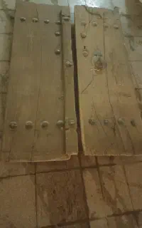 درب چوبی قدیمی با قدمت ۱۰۰ ساله