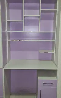 میز تحریر و کتابخانه