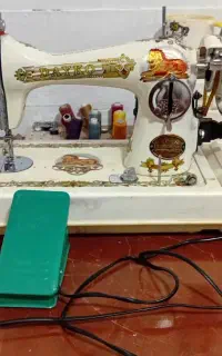 چرخ خیاطی  سالم‌ با موتور و پدال برقی در حد نو