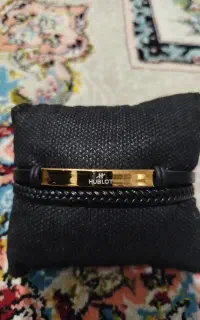 یک عدد دستبند و گردنبند