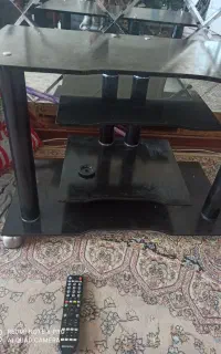تلویزیون ۳۲الجی با میز شیشه ای محکم