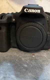 دوربین عکاسی به همراه تجهیزات