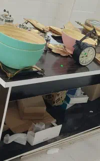 میز و قفسه چوبی