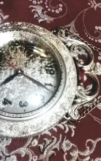 ۳ عدد ساعت دیواری ۲۰۰ تومن.