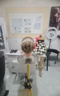 آموزش میکاپ و شینیون و کوتاهی مو و رنگ کاشت ناخن