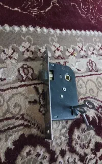 قفل قدیمی کوچک درب اتاق