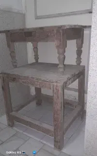 میز های چوبی قدیمی،کرسی و تحریر.