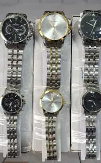 فـروش عمـده ساعـت با مـدل‌های متـفاوت()