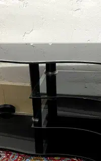 زیر تلویزیون شیشه ای در حد نو