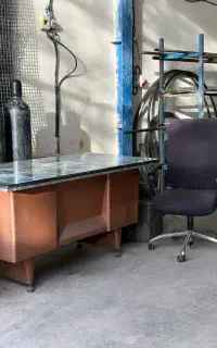 میز آهنی به همراه صندلی چرخ دار