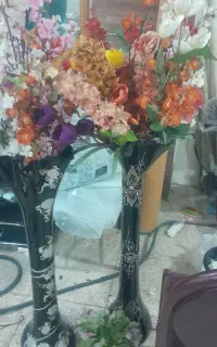 گلدان زیبا با گل هایش