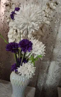 گلدان با گل های داخلش