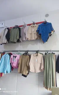 وسایل  مغازه با لباس ها