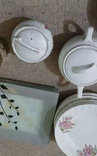 تعدادی ظرف  چینی و شیشه ای