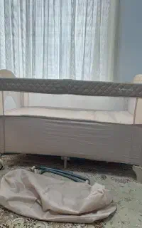 تخت کنار مادر