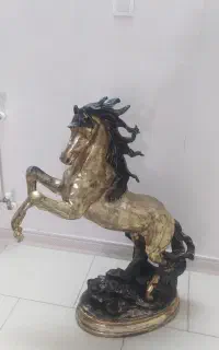 مجسمه اسب آبکاری شده