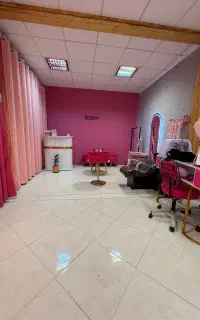 استخدام پرسنل در سالن صورتی