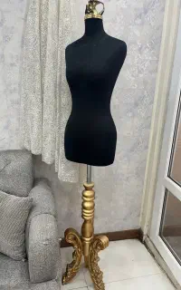 مانکن سوزن‌خور با پایه چوبی