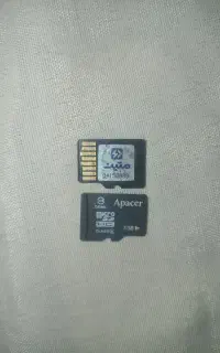 دو عدد مموری ۸و۱۶ گیگ سالم apacer
