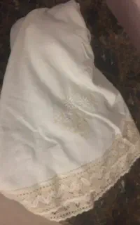 رومیزی کتان گلدوزی شده لبه گیپور روسی
