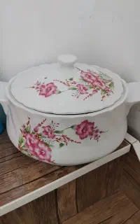 کاسه درب دار گل سرخ