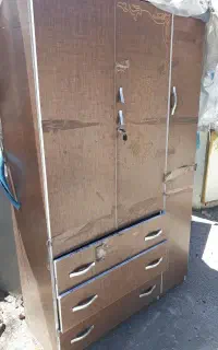 یک عدد کمد جالباسی ام دی اف ویک عدد اهنی