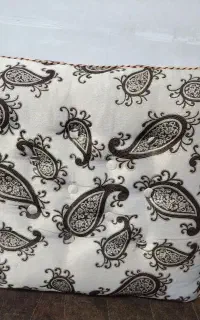 پشتی دست دوز در حد نو فرش،3در 4 سالم وتمیز