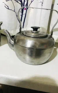 یک سماورروگازی ویک کتری بزرگ اصل کره سالم