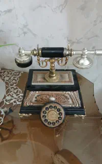 تلفن دکوری با میزش ساعت ایستاده