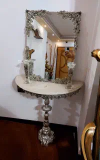 ایینه و شمعدان و میز