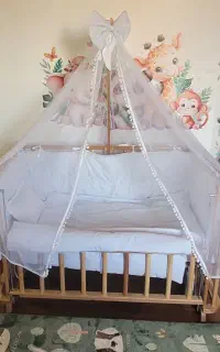 تخت یا گهواره کنار مادر
