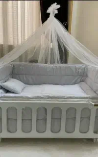تخت کنار مادر