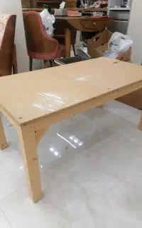 میز چوبی محکم و سالم