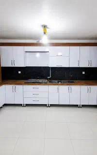 کابینت آماده با رنگ دوم قهوه‌ای مثل سفارشی