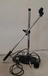 میکروفون و پایه میکروفون