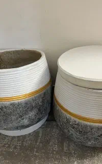 دو عدد گلدان بزرگ