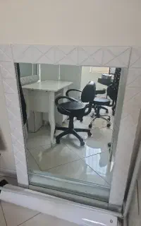 اینه دارای قاب دور سفید کاملا سالم
