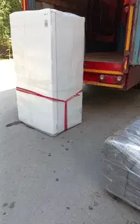 کارگر  ورزیده و با تجربه حمل یخچال سایدومبل  وسایل