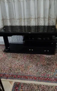 میز تلویزیون شیشه ای سالم بدون خط وخش