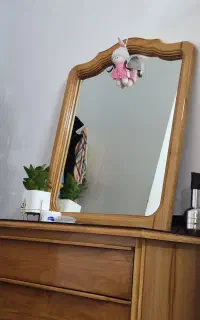 ایینه و میز چوبی