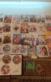 تعدادی حدودا 100 عددCDوDVD بصورت یکجا فروشی