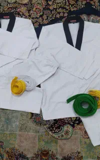 لباس ورزشی تکواندو سالم وتمیزهمراه بالباس مبارزه
