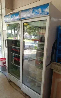یخچال و فریزر ایستاده یک درب. کولر آبی